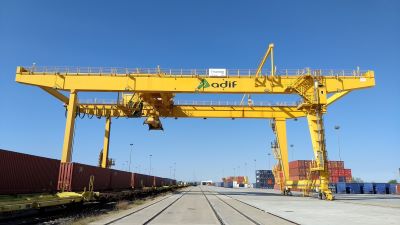 Adif adquiere tres gr�as p�rtico automatizadas para la terminal de Madrid-Vic�lvaro