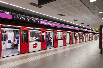 Los usuarios puntúan con notable alto los servicios del metro de Barcelona