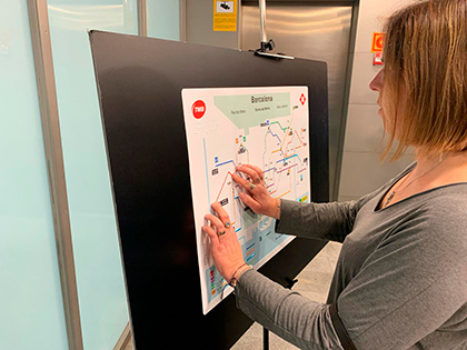 Metro de Barcelona incluirá un nuevo mapa táctil para pasajeros con discapacidad visual