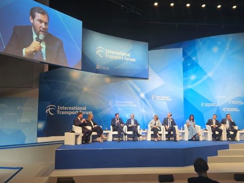 El ministro de Transportes destaca el avance de las infraestructuras y la alta velocidad espa�olas 