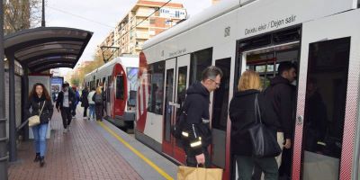 Los usuarios del tranv�a de Valencia valoran con un notable el servicio