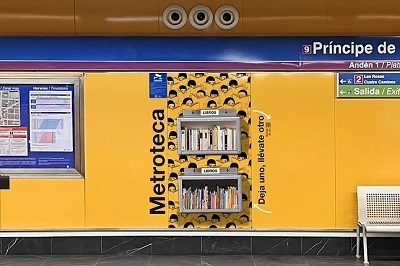 Metro de Madrid recicla las antiguas papeleras y las convierte en librer�as