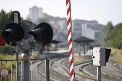 Adif moderniza más de ochocientos pasos a nivel de las redes convencional y de ancho métrico