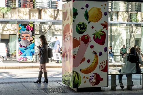 Las marquesinas del Tranvía de Zaragoza, escaparates de arte en la décima edición de ‘Parada Asalto’