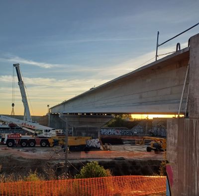 Construcci�n del paso superior de Pinar de Las Rozas en el n�cleo de cercan�as de Madrid