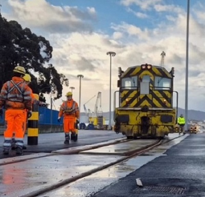 Pruebas de circulaci�n en el nuevo tramo del muelle de Valliniello del Puerto de Avil�s