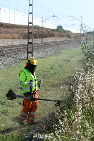 Adif reactiva su Plan de Prevención contra Incendios en la vía y sus proximidades