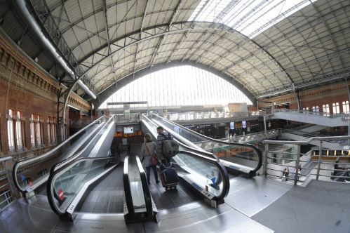 Mantenimiento de ascensores y escaleras mecánicas en 120 estaciones ferroviarias