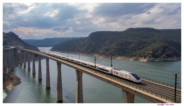 Renfe e Iberdrola acuerdan garantizar el precio de la energ�a renovable de sus servicios de transporte de viajeros 