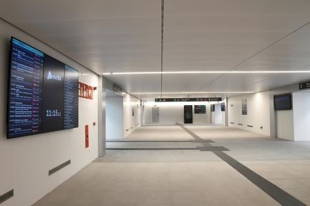 Nuevas pantallas y teleindicadores de información al viajero en Madrid Chamartín Clara Campoamor