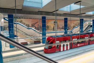 Mural de Paco Roca dedicado a la memoria de Amado Granell en la l�nea 10 de Metrovalencia