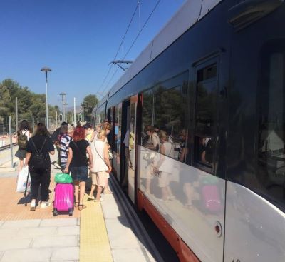 El Tram de Alicante ofrece transporte gratuito a los parques temáticos de Benidorm 