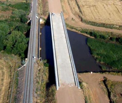 Renovación del puente sobre el río Alcazaba, en Pueblonuevo del Guadiana, Badajoz