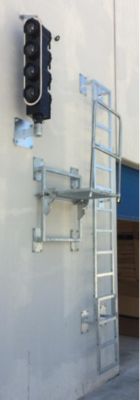 Escalera de seguridad con plataforma para t�nel