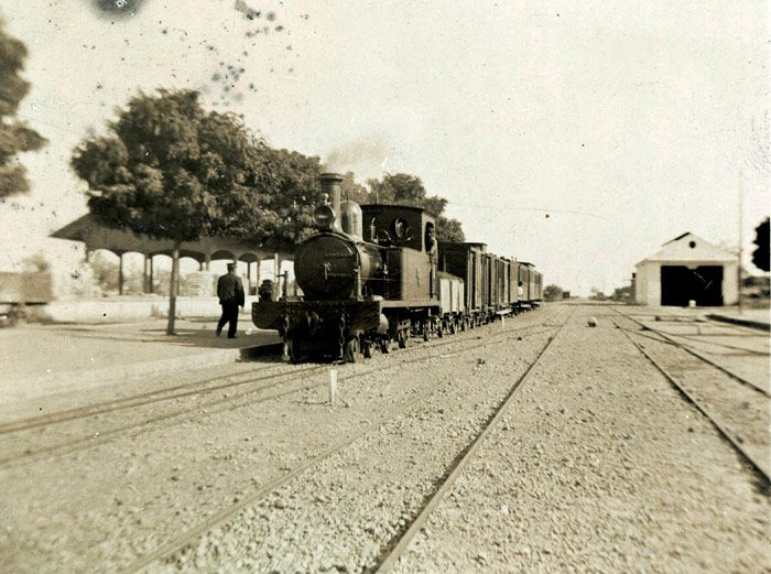 El «trenet» de Valencia inició su andadura con elegantes locomotoras de vapor suministradas por la firma británica Hunslet. Archivo de Enrique Andrés Gramage.