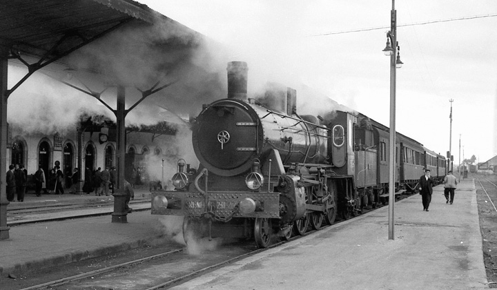Llegada de un tren de viajeros, procedente de Medina del Campo, a la estación de Salamanca. Fotografía de Juan Bautista Cabrera