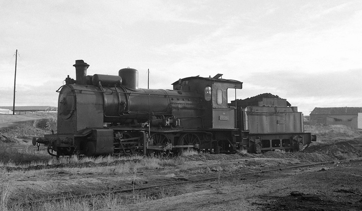 Uno de los raros ejemplares de locomotoras de vapor construidos por la Sociedad Española de Construcción Naval en Sestao (Vizcaya), para Oeste. Año 1960. Fotografía de Xavier Santamaría