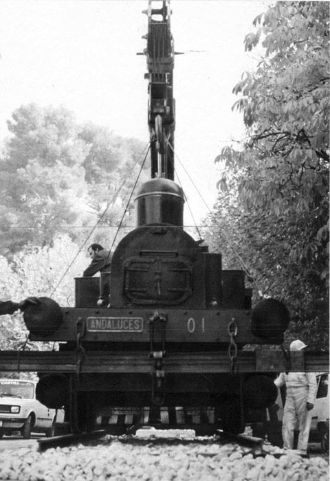La locomotora 01 de Andaluces  trasladada por las calles de Madrid para la exposición El mundo de las estaciones, celebrada en 1980.