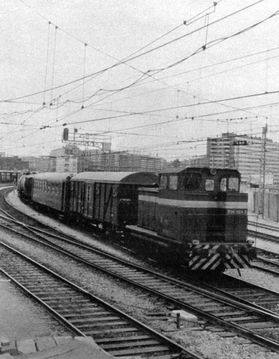 Concluye en 1981 la electrificación de la línea Madrid a Barcelona. En la imagen tren de maniobras en Zaragoza.