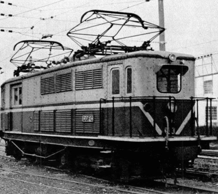 Lomotora Bo-Bo 304 de Ferrocarriles Catalanes, construida en 1925, maniobrando en el depósito de Sant Boi. 
