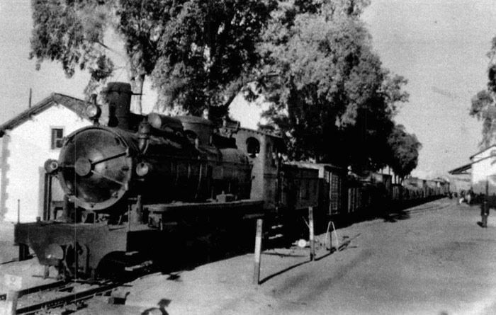 Tren de mercancías remolcado por una Decapod de los ferrocarriles tunecinos en el ferrocarril de Peñarroya-Puertollano, clausurado en 1970.