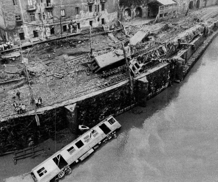 Inundaciones en agosto de 1983 en el norte de España. Unidad de Feve caída a la ría de Bilbao.