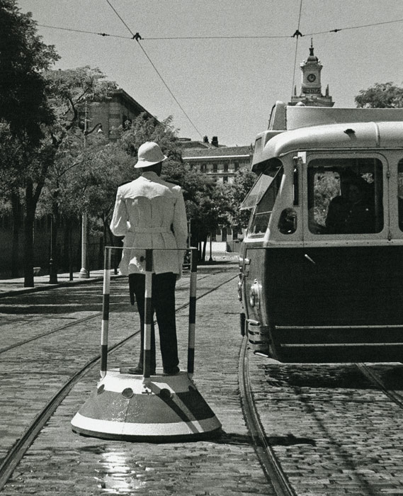 1953. Tocados con sus clásicos salacots, este guardia urbano gestiona su cruce entre las vías del tranvía. 