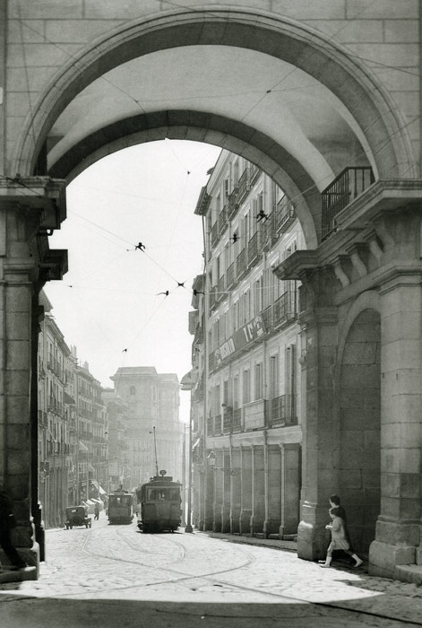1927. Los tranvías trepan los últimos metros de la calle Toledo antes de ingresar en la Plaza Mayor.