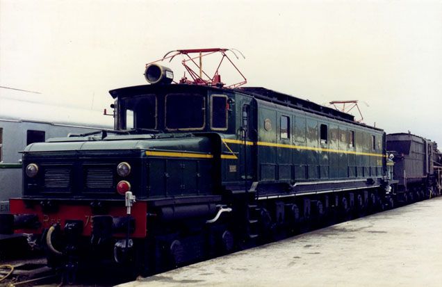 Locomotora serie 275 (ex 7507), fabricada en 1944, en la estación de Madrid – Delicias en 1987. Foto Colección Carlos Fernández Cuenca. Archivo Histórico Ferroviario
