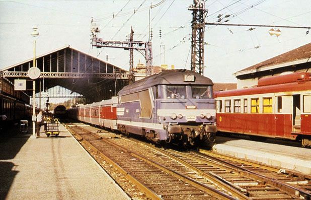 Catalán - Talgo en la estación de Narbona y remolcado por una locomotora de la SCNF serie 67400 en 1980. Foto Justo Arenillas. Archivo Histórico Ferroviario
