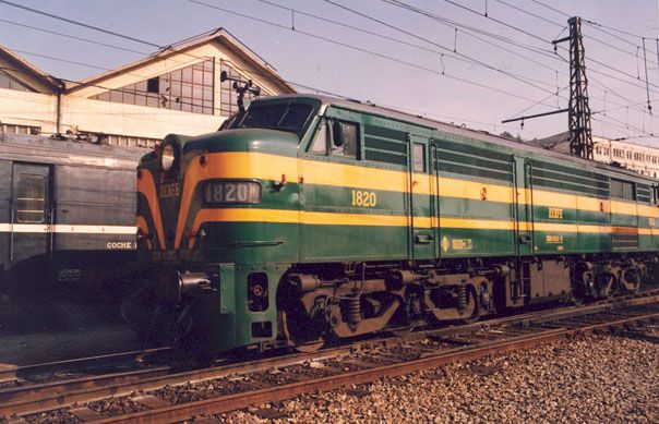 Locomotora diésel eléctrica 1820 en la estación de Príncipe Pío en 1985. Foto Fernando Ogalla. Archivo Histórico Ferroviario.
