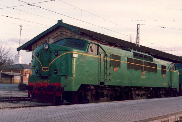 Locomotora 278-004-7, conocida popularmente como Panchorga o americana en Aranjuez en 1986. Foto Fernando Ogalla. Archivo Histórico Ferroviario