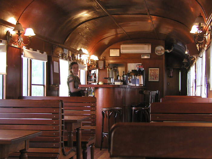 Interior del coche restaurante, ya en servicio para sus clientes