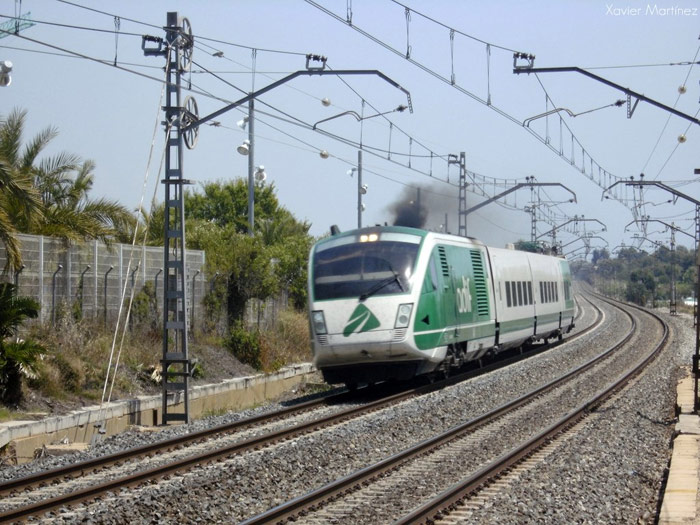 La BT de Adif pasando por la estación de Altafulla-Tamarit (Tarragona). Foto Xavier Martínez Vidal (30-6-2010)