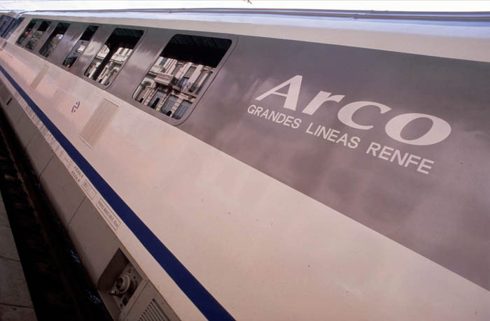 El proyecto Arco fue lanzado por Renfe en el año 2001, cuando decidió crear un servicio de Larga Distancia entre Portbou, Barcelona, Valencia, Alicante y Murcia, para complementar a trenes Talgo y Euromed pero con más paradas comerciales.