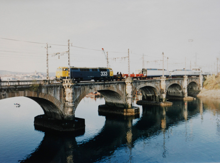 La primera rama AVE entra a España cruzando el puente internacional sobre el río Bidasoa