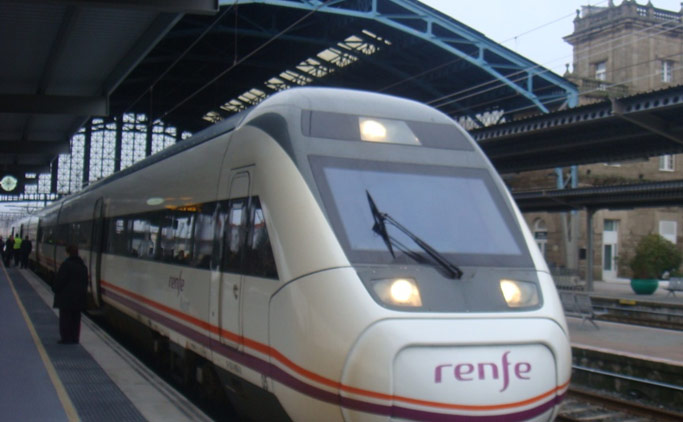 Exactamente 38 minutos después de salir de Orense, como marca el horario comercial, el tren abre sus puertas en la estación de Santiago de Compostela, de la que bajan y suben una gran cantidad de viajeros.