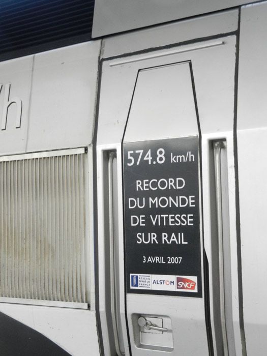  La SNCF no ha solido variar la librea estándar de los TGV, con vinilos especiales, pero el récord de velocidad alcanzado por la rama 4402 en la LGV Est Européenne el 3 de abril de 2007, con 574,8 km/h  ha merecido la inscripción permanente en su cabeza tractora del evento. Durante algún tiempo estuvo a cargo de la conexión París-Múnich y aquí está fotografiada en la estación central de esta última ciudad.