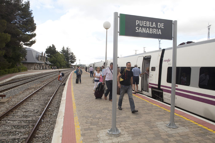 Puebla de Sanabria. A la izquierda de la imagen la tradicional estación de piedra