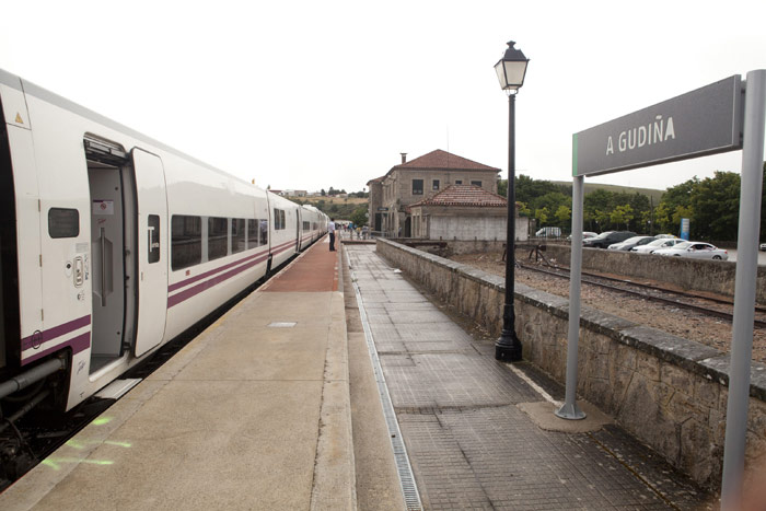 A gudiña. El tren cruza con otro Alvia que circula hacia Madrid.