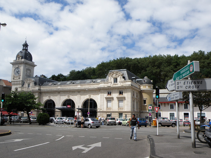 Fachada exterior de la estación de Bayonne, con su característica torre.