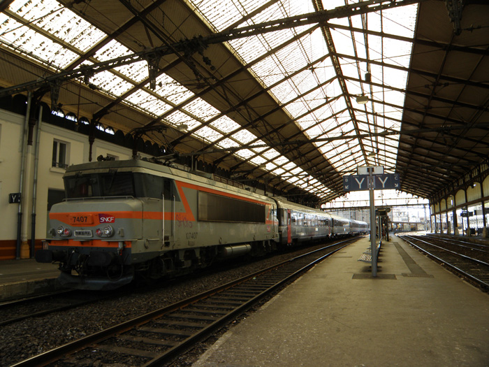 Interior de la estación. La marquesina acoge cuatro vías y dos andenes. En la vía 1 un tren Corail hacia Toulouse a punto de partir,