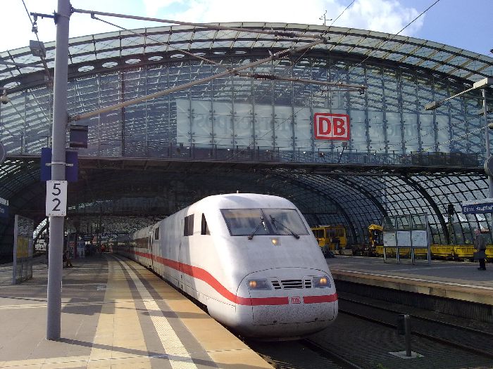 Un tren de alta velocidad ICE partiendo de la estación central de Berlín (Hauptbahnhof)