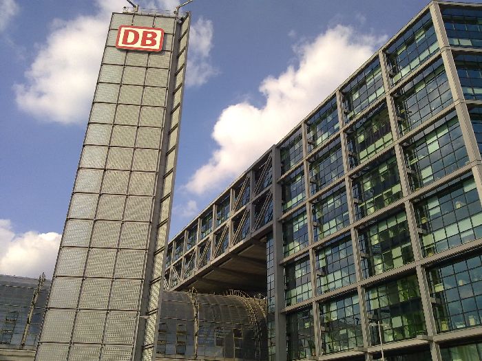 La marca de la DB preside la torre de la terminal 