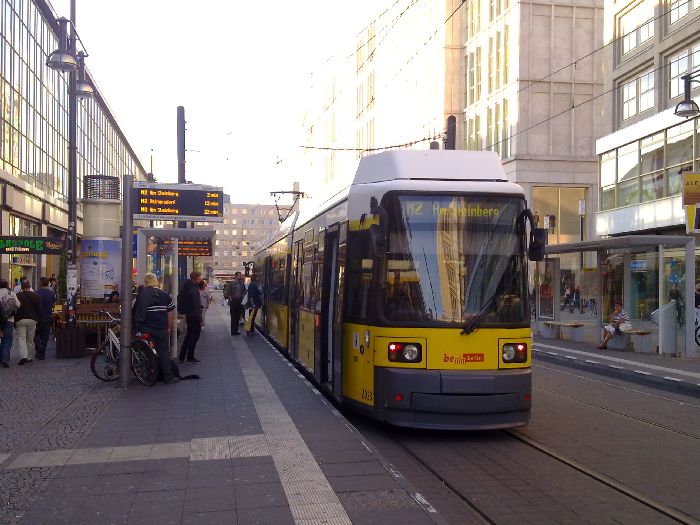 Otro de los medios ferroviarios berlineses: el tranvía (parada de Alexanderplatz)