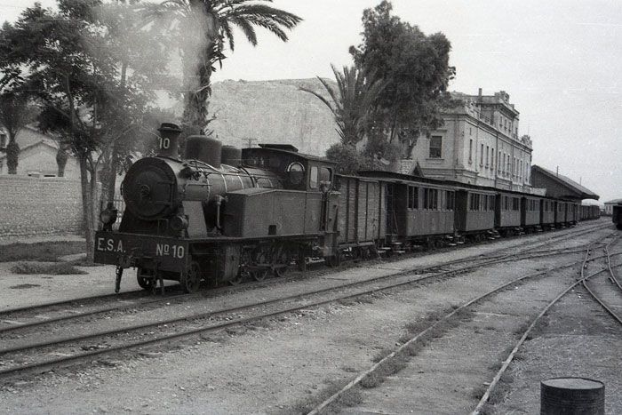 El «trenet de la Marina» estacionado en la estación de Alicante.  Foto Trevor Rowe. Archivo EuskoTren/Museo Vasco del Ferrocarril