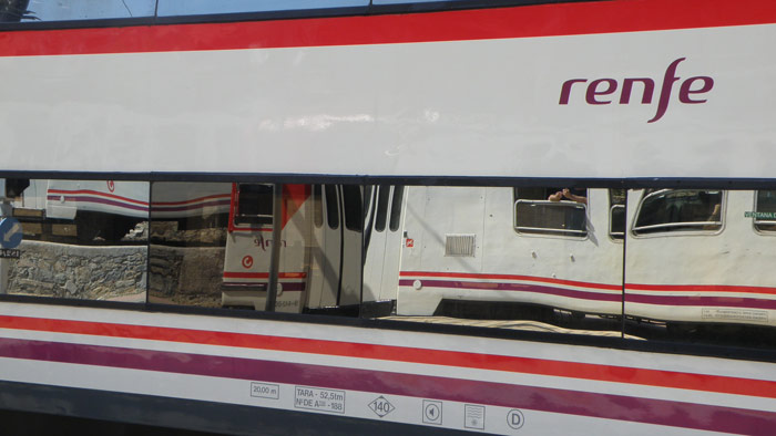 Reflejo de una UT 442 en la chapa de un tren de dos pisos en Cercedilla