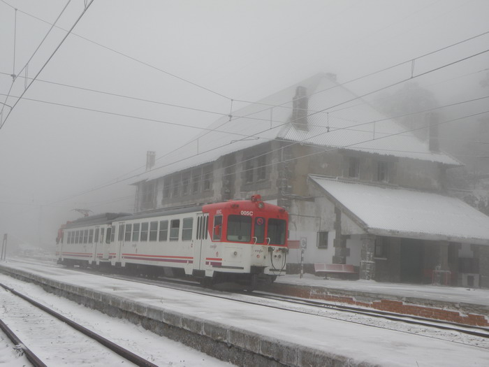 Unidad 442 bajo una intensa niebla en la estación de Cotos