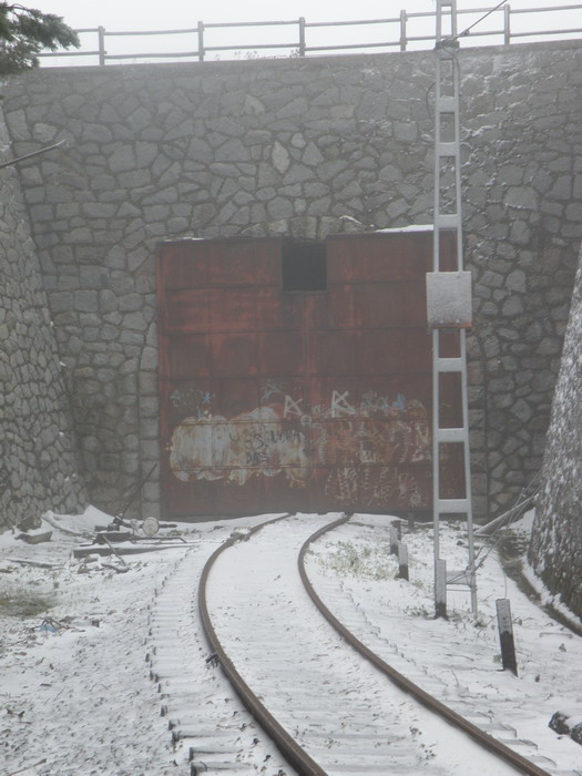 Portón de acceso al túnel ciego de salida de Cotos. Este túnel, usado ocasionalmente como cochera, era la primera fase de la fallida prolongación hasta Gargantilla de Lozoya