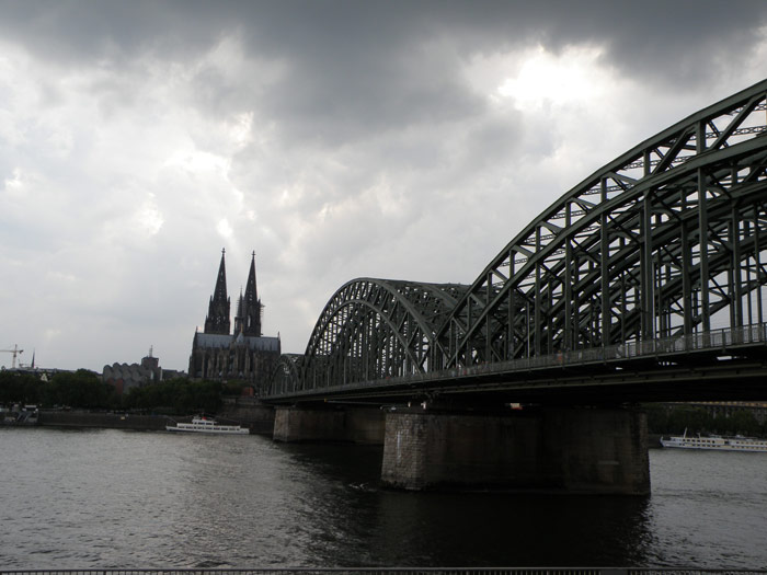 La espectacular perspectiva del puente Hohenzollern y las agujas al fondo de la Catedral de Colonia